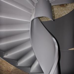 Wangentreppe mit gekanteten Stufen