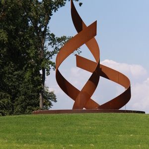 Stahlplastik in der Stadt