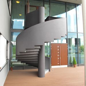 Spindeltreppe mit abgetreppter Geländerwange