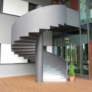 Spindeltreppe mit abgetreppter Geländerwange